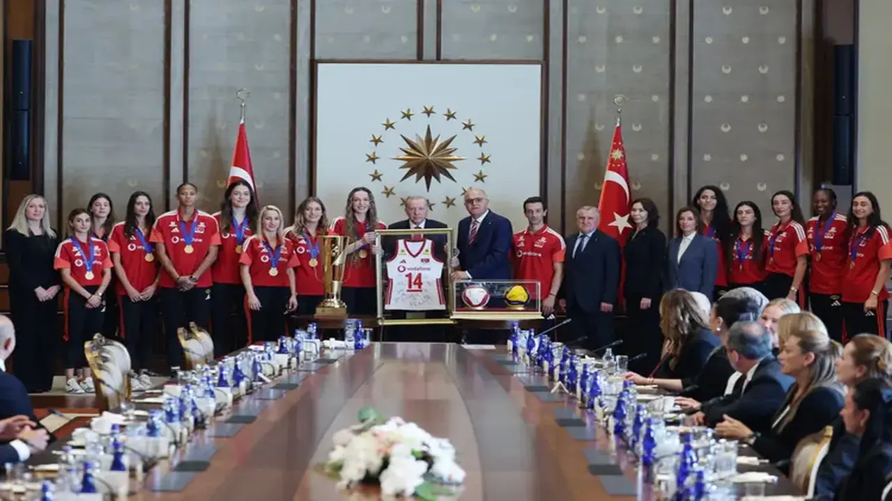 Cumhurbaşkanı Erdoğan, Avrupa Şampiyonu A Millî Kadın Voleybol Takımı’nı Külliye’de Kabul Etti
