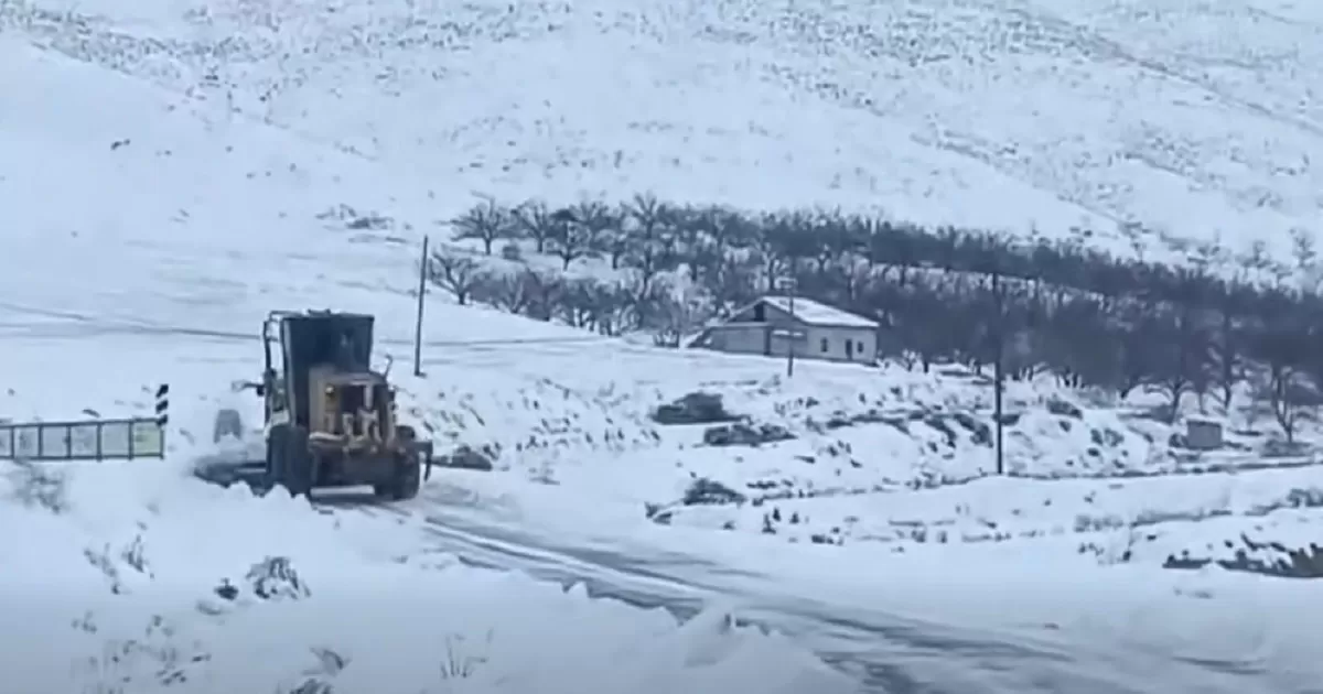 Elazığ’da Köy Yollarında Karla Mücadele Çalışmaları Aralıksız Sürüyor