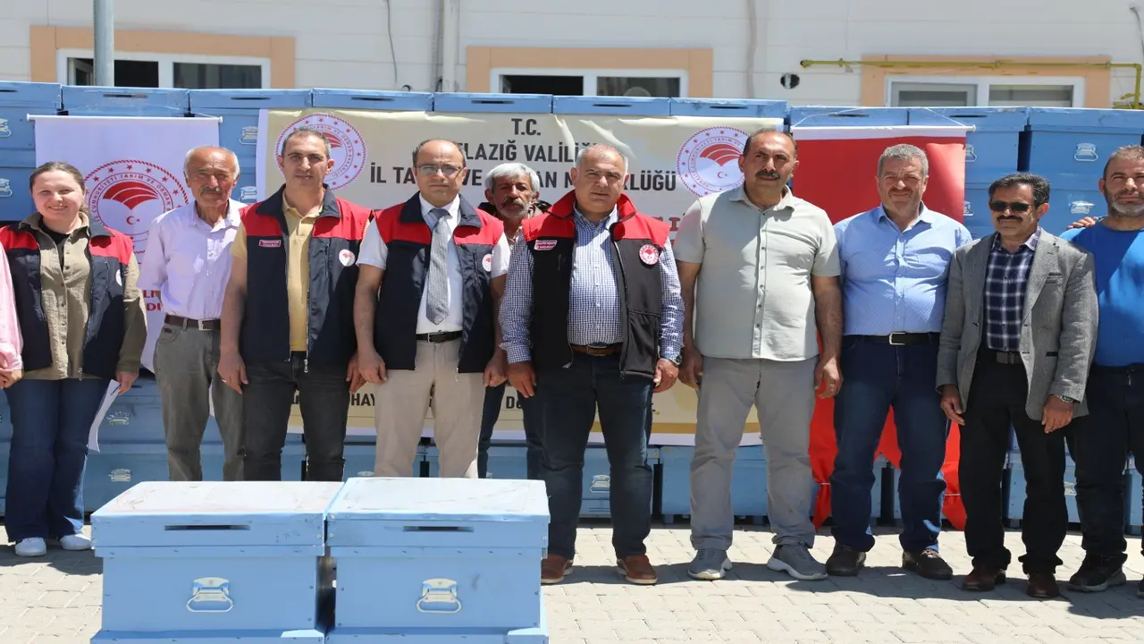 Elazığ’da Arıcılığı Geliştirme Projesi Kapsamında İlk Kovanlar Dağıtıldı