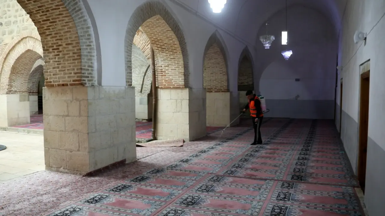 Elazığ’da Bayram Öncesi Camiler Gül Suyu ile Yıkandı