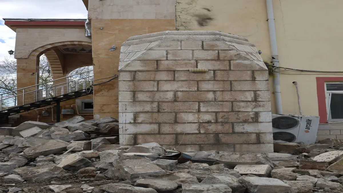 Elazığ’da Yıldırım İsabet Eden Caminin Yıkılan Minaresi Kaldırılıyor