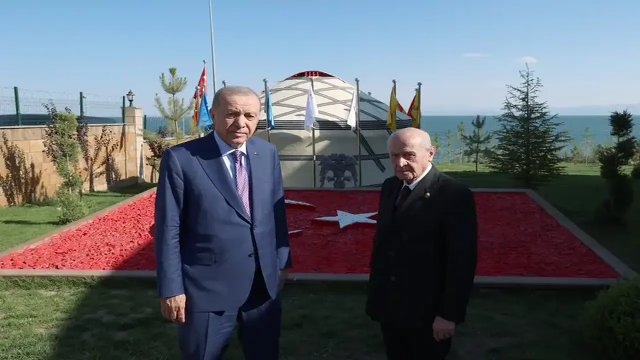 Erdoğan ve Bahçeli Ahlat’ta Buluştu! Selçuklu Mezarlığı’nda Dikkat Çeken Ziyaret