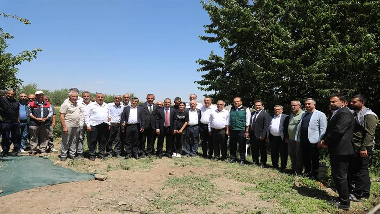 Kavaktepe’de Çilek Hasadıyla Üretimin Bereketi Paylaşıldı