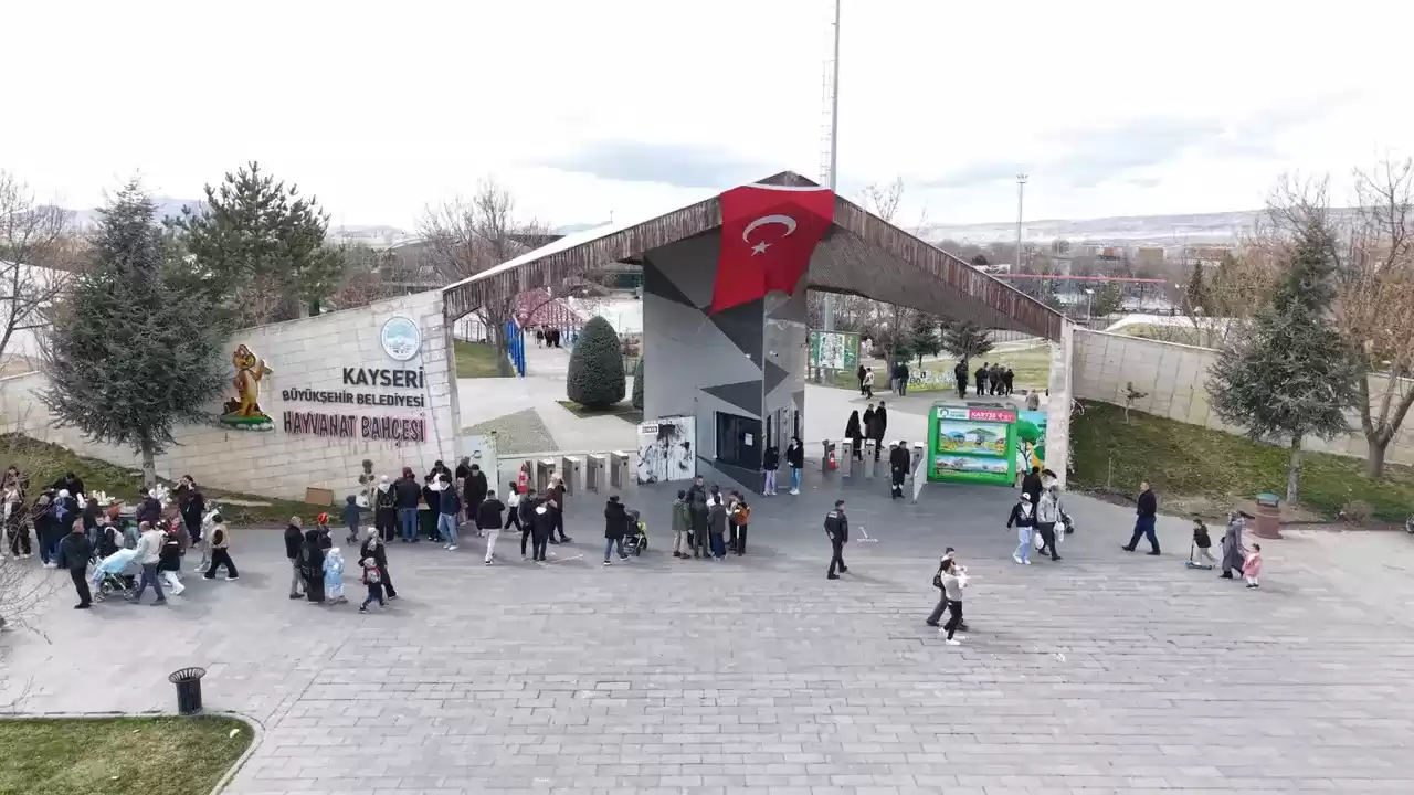 Kayseri’de Hayvanat Bahçesi Bayramda Doldu Taştı