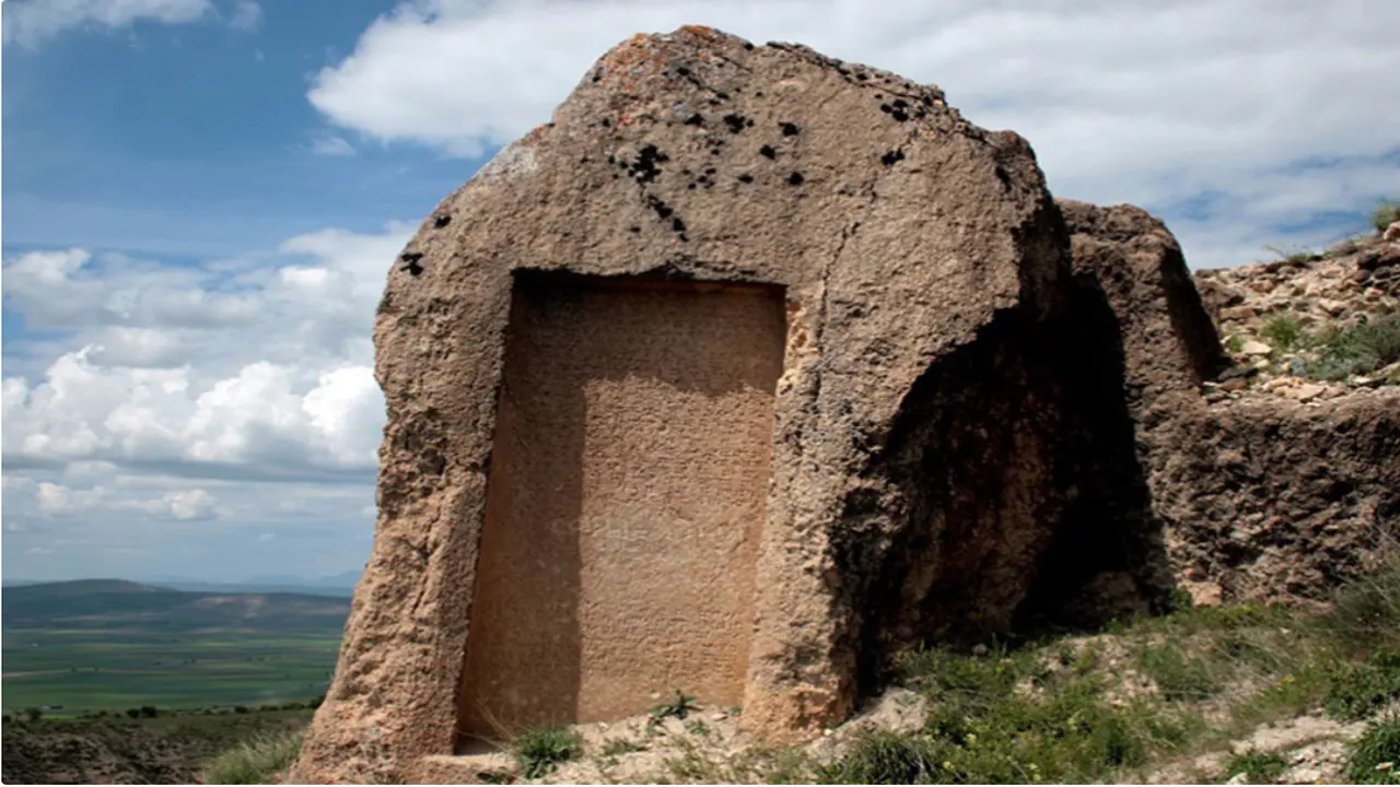 Palu Kalesi’nde Urartu İzleri: 2 Bin 800 Yıllık Kitabe Tarihe Işık Tutuyor