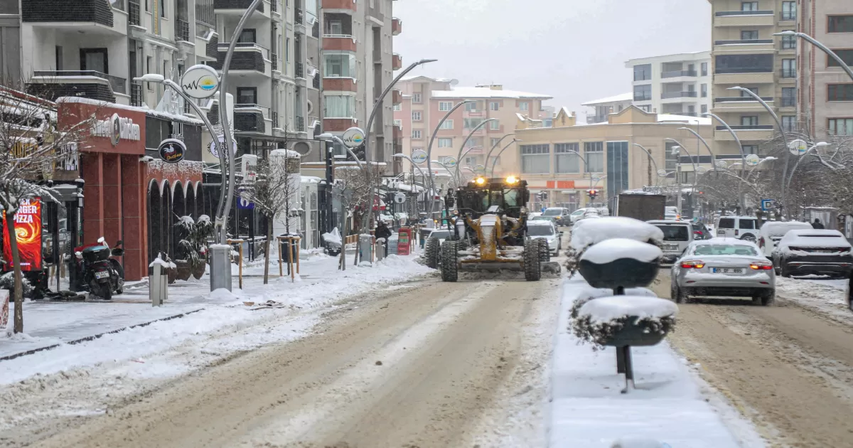 Van’da Karla Mücadele Seferberliği: Büyükşehir Ekipleri Sahada